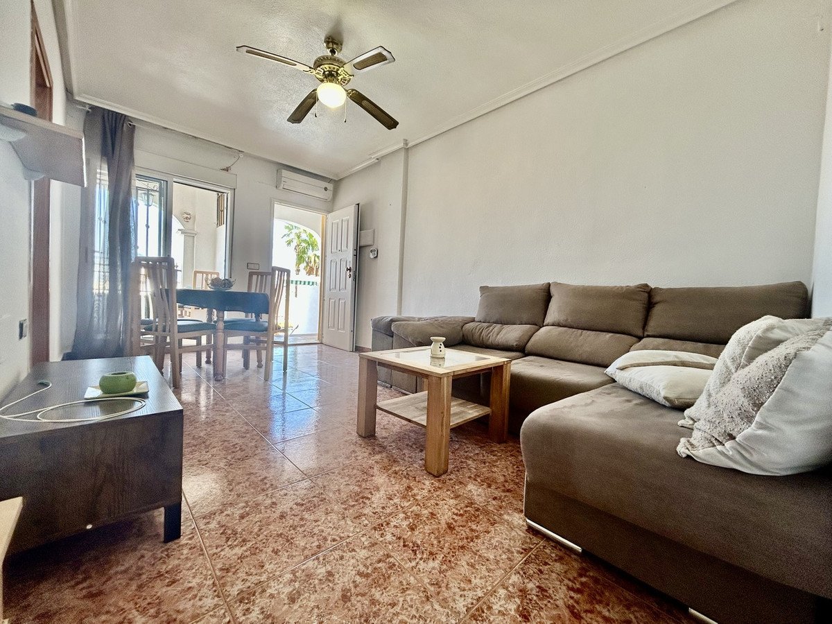 2 Bed Top Floor Apartment in Los Altos