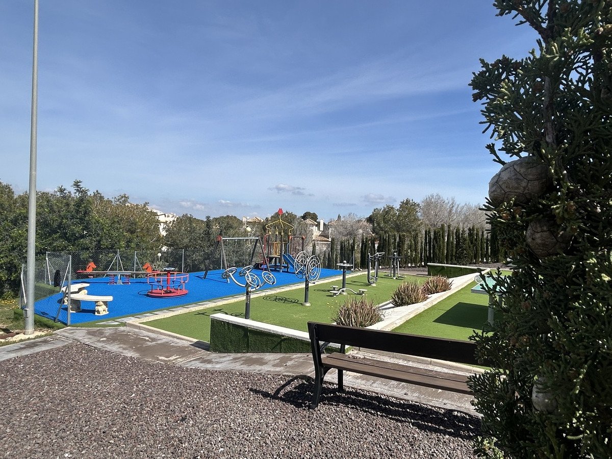 2 Bed Top Floor Apartment in Los Altos