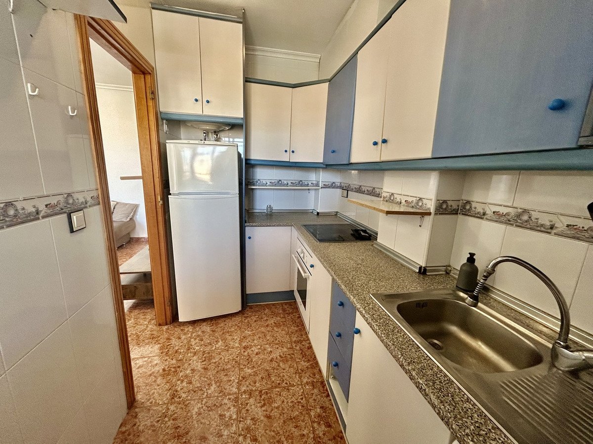 2 Bed Top Floor Apartment in Los Altos