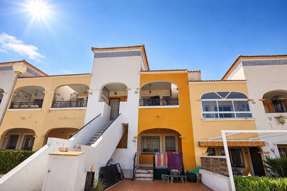2 Bed Top Floor Apartment in Los Altos