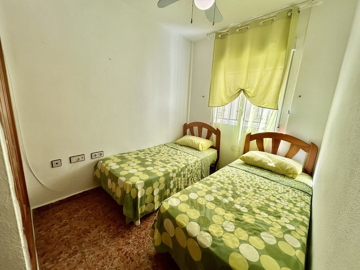 2 Bed Top Floor Apartment in Los Altos