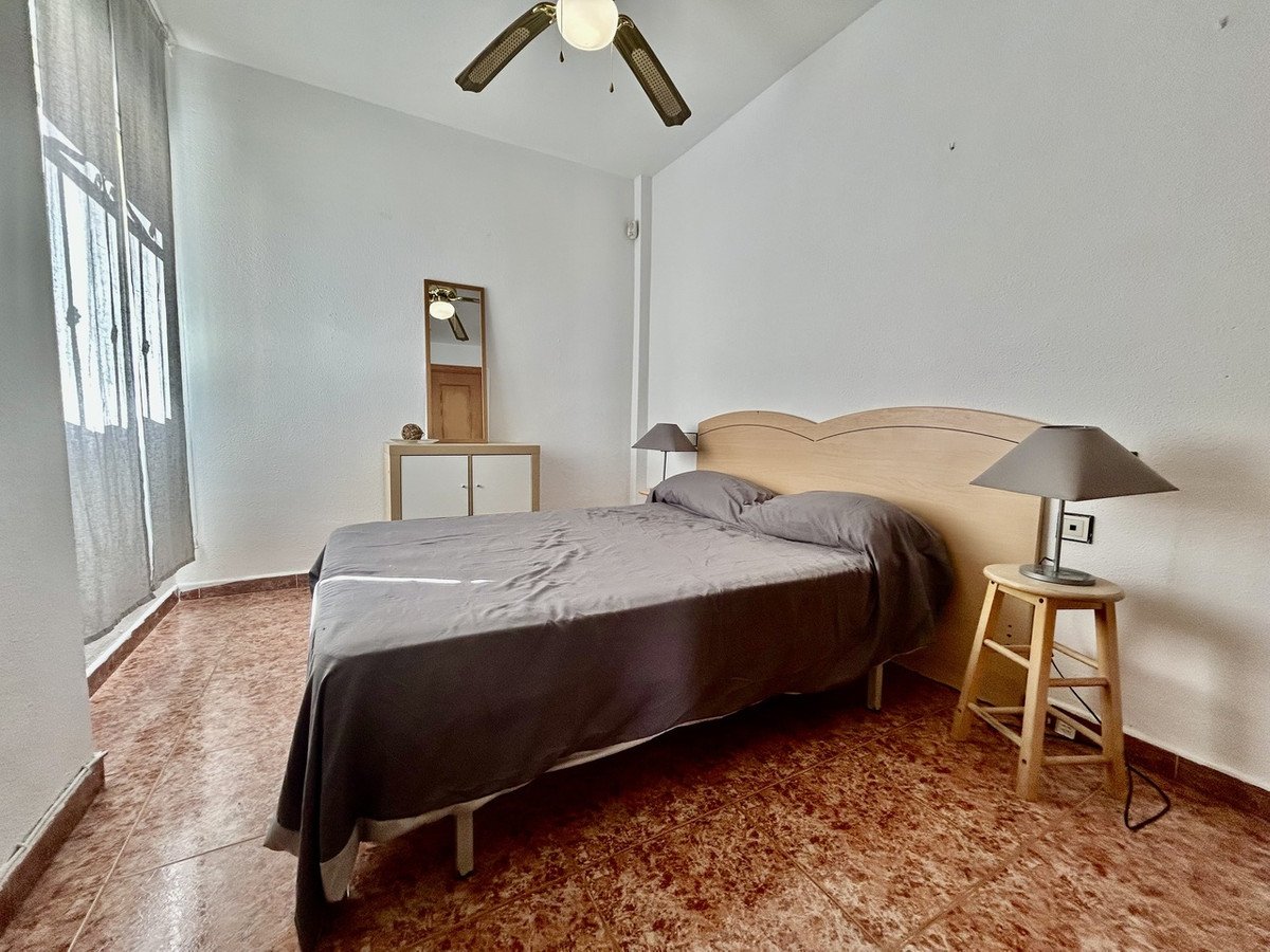 2 Bed Top Floor Apartment in Los Altos