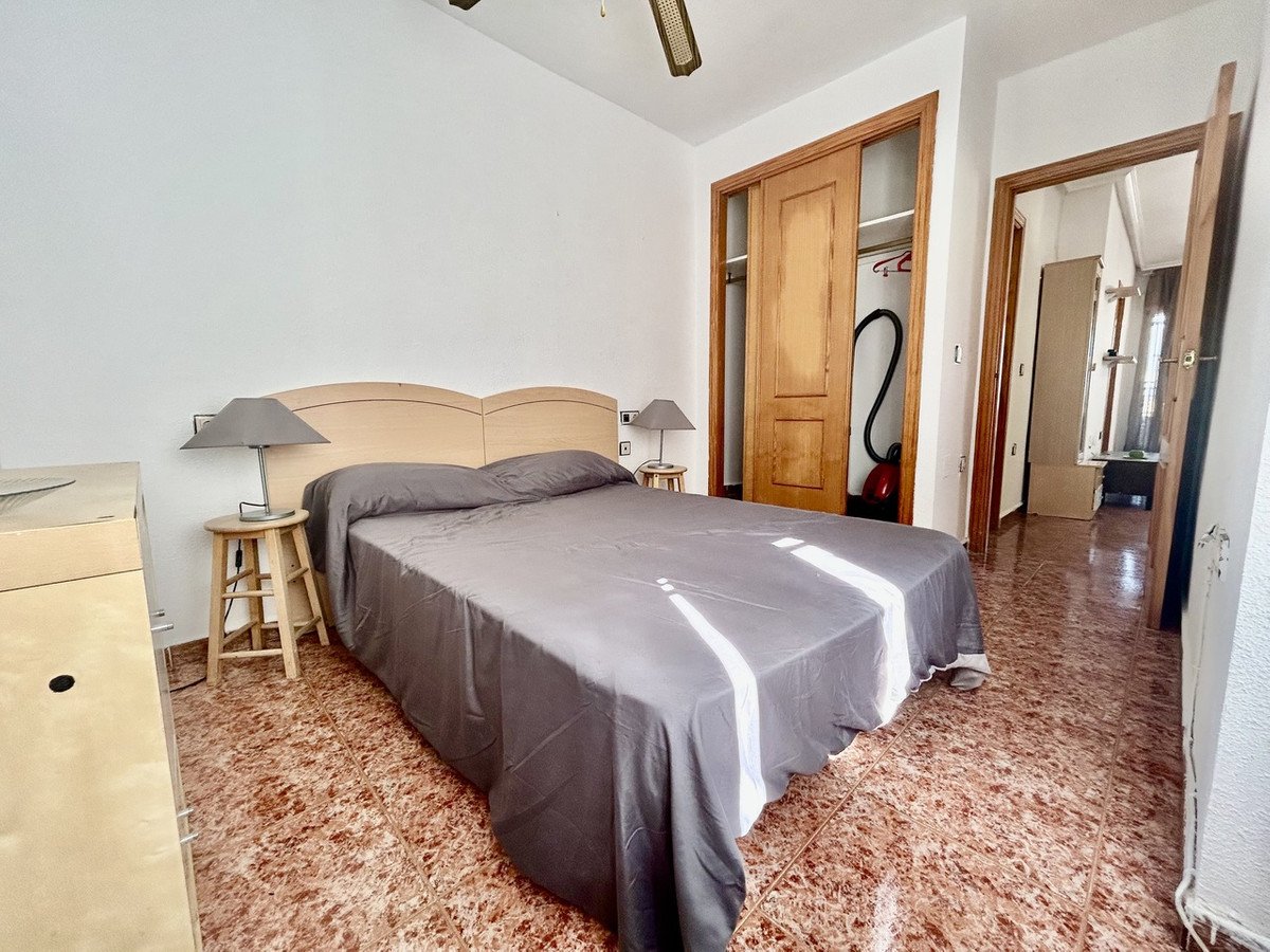 2 Bed Top Floor Apartment in Los Altos