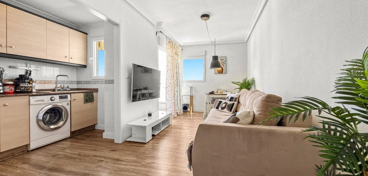 2 Bed Middle Floor Apartment in Torrevieja