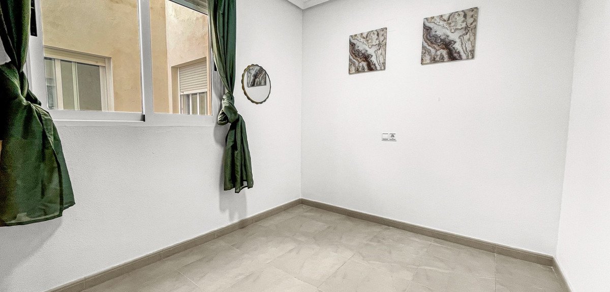 5 Bed Middle Floor Apartment in Torrevieja