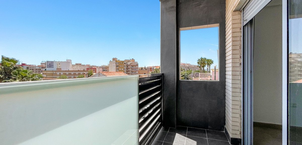 5 Bed Middle Floor Apartment in Torrevieja