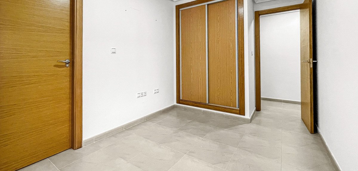 5 Bed Middle Floor Apartment in Torrevieja