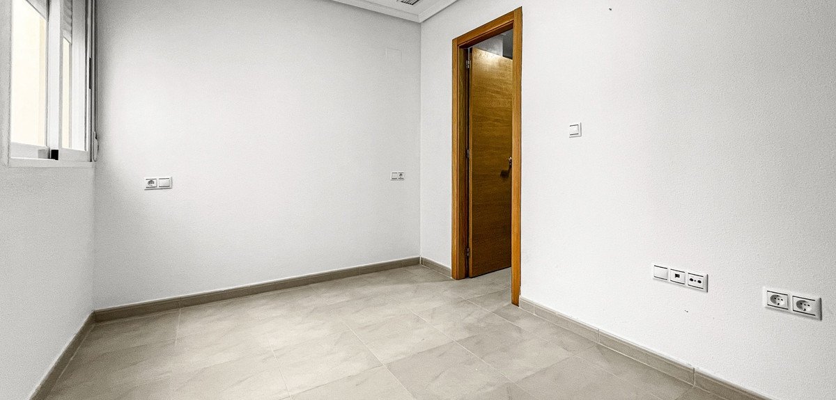 5 Bed Middle Floor Apartment in Torrevieja