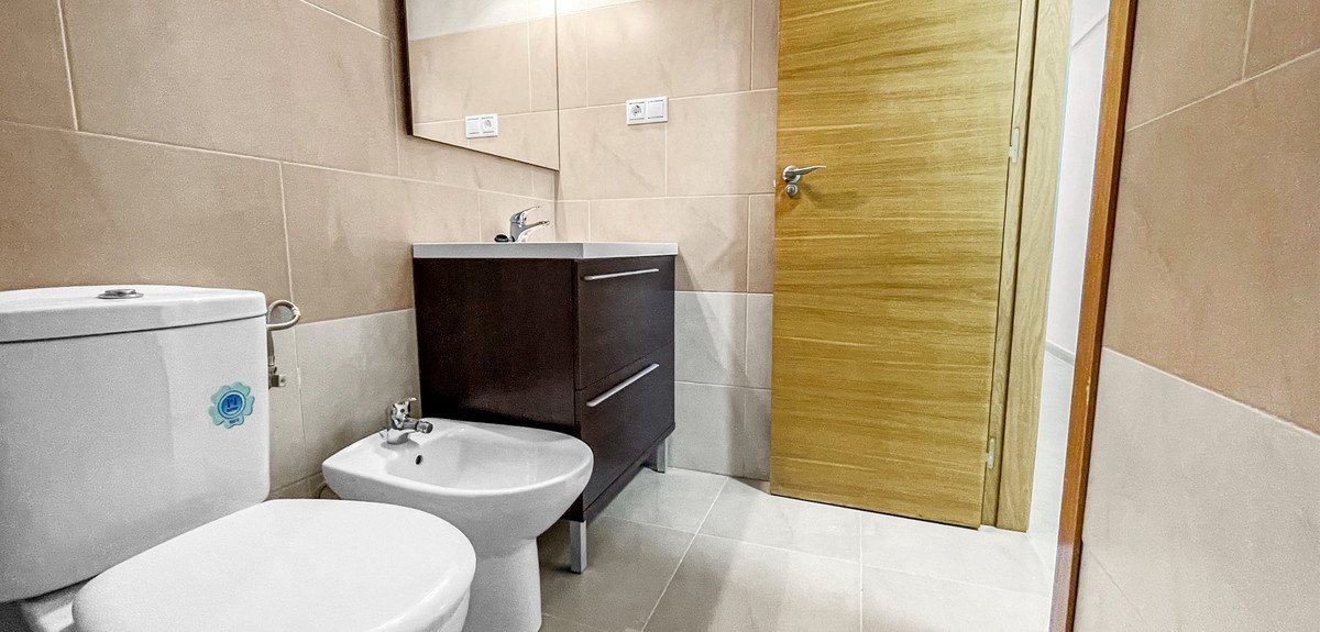 5 Bed Middle Floor Apartment in Torrevieja