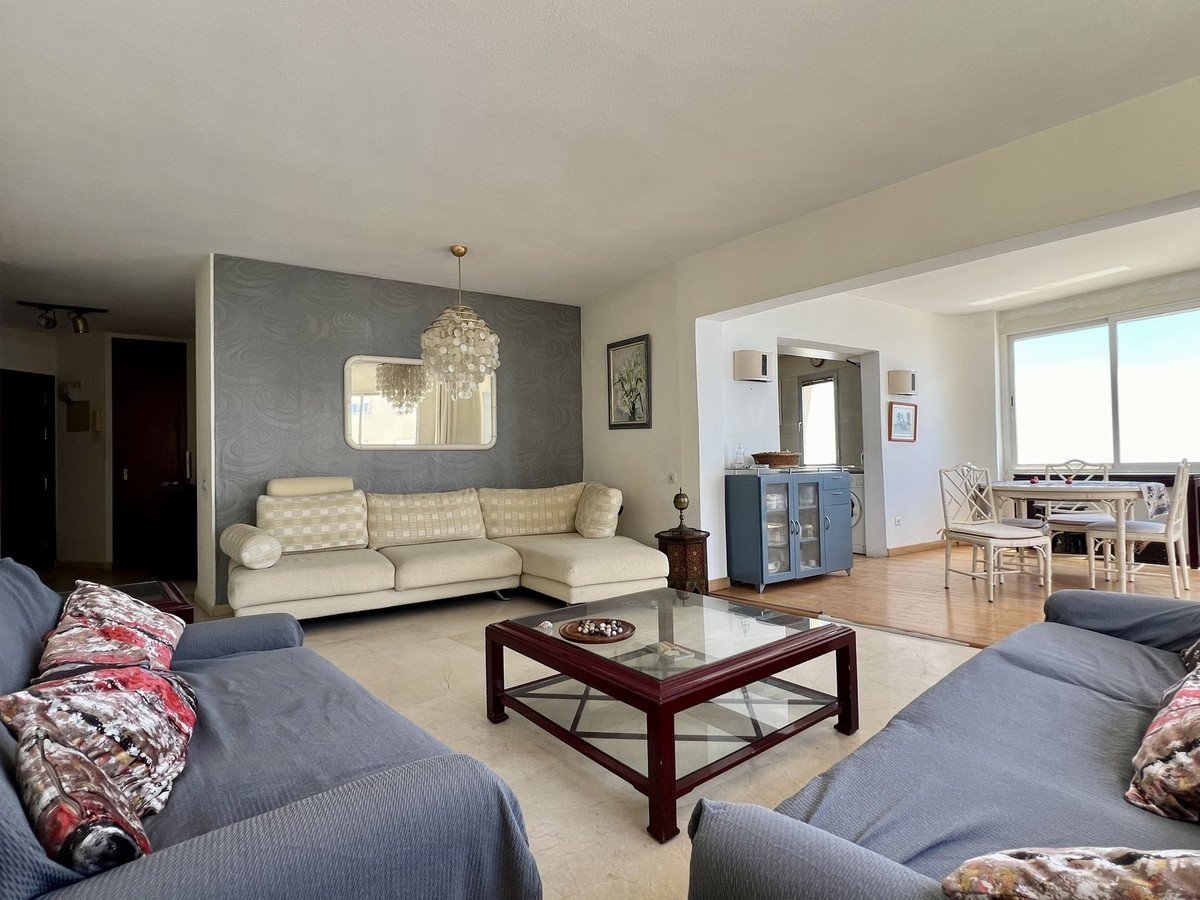 2 Bed Middle Floor Apartment in Estepona