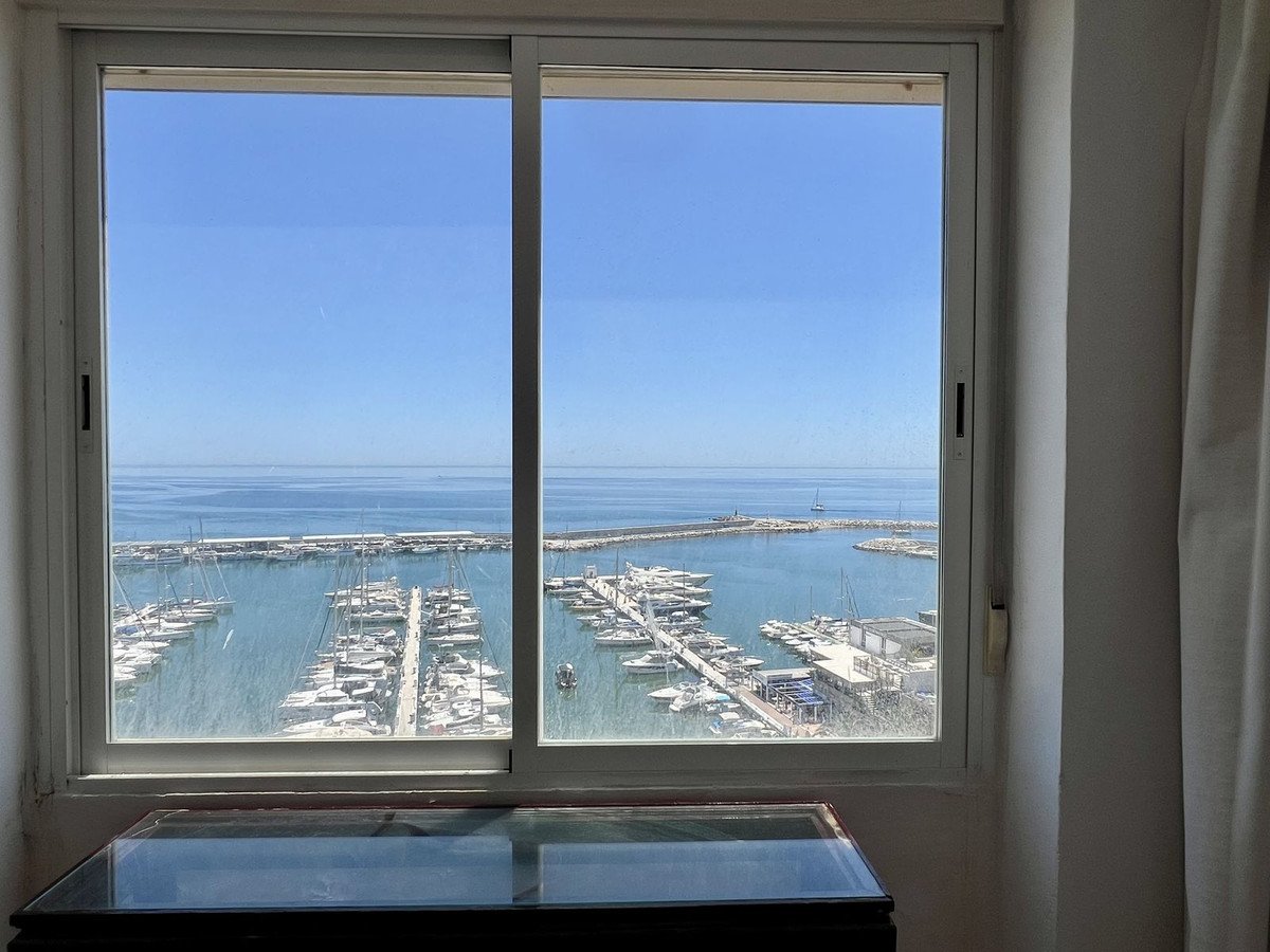2 Bed Middle Floor Apartment in Estepona