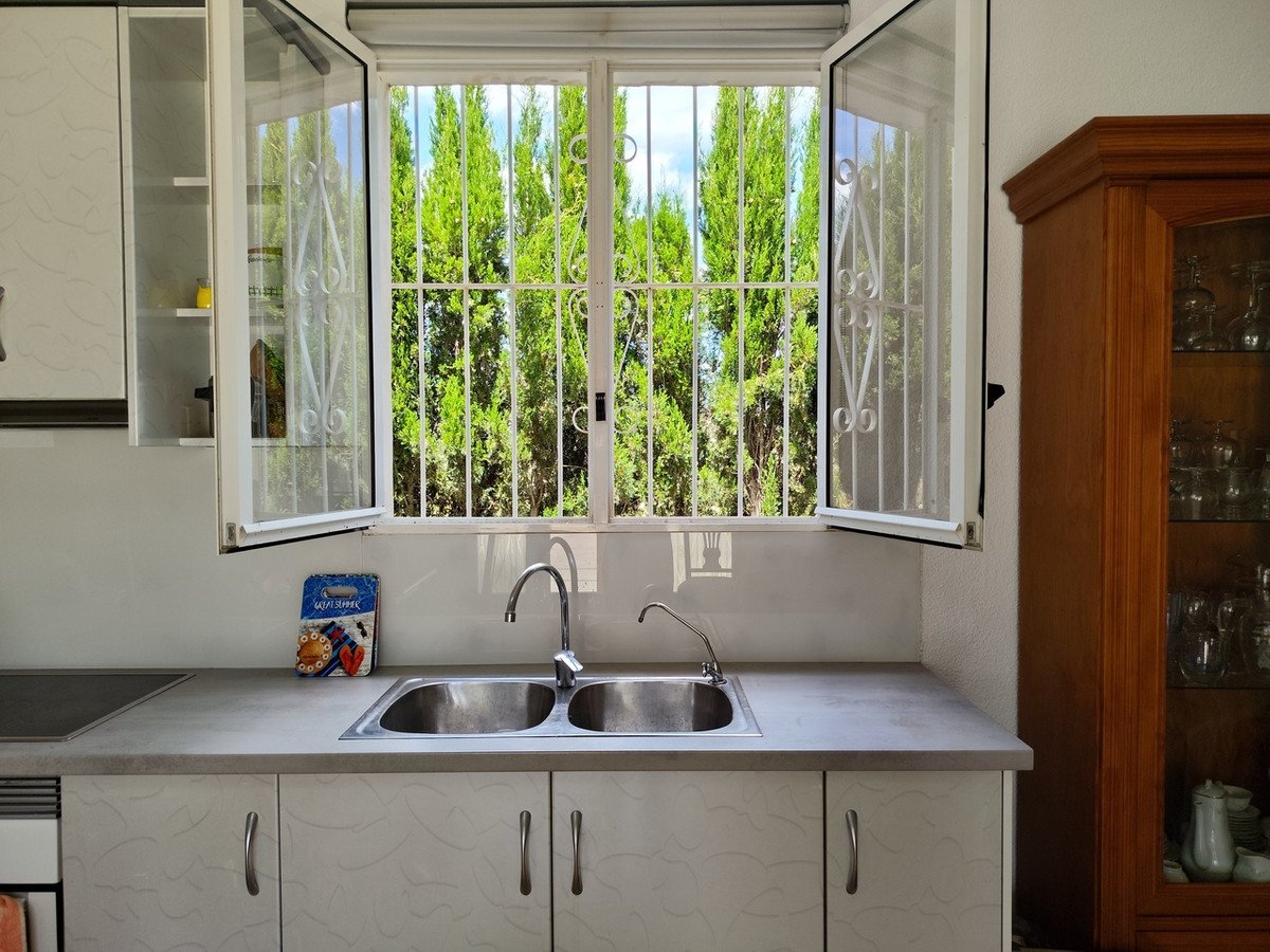 6 Bed Detached Villa in Los Montesinos