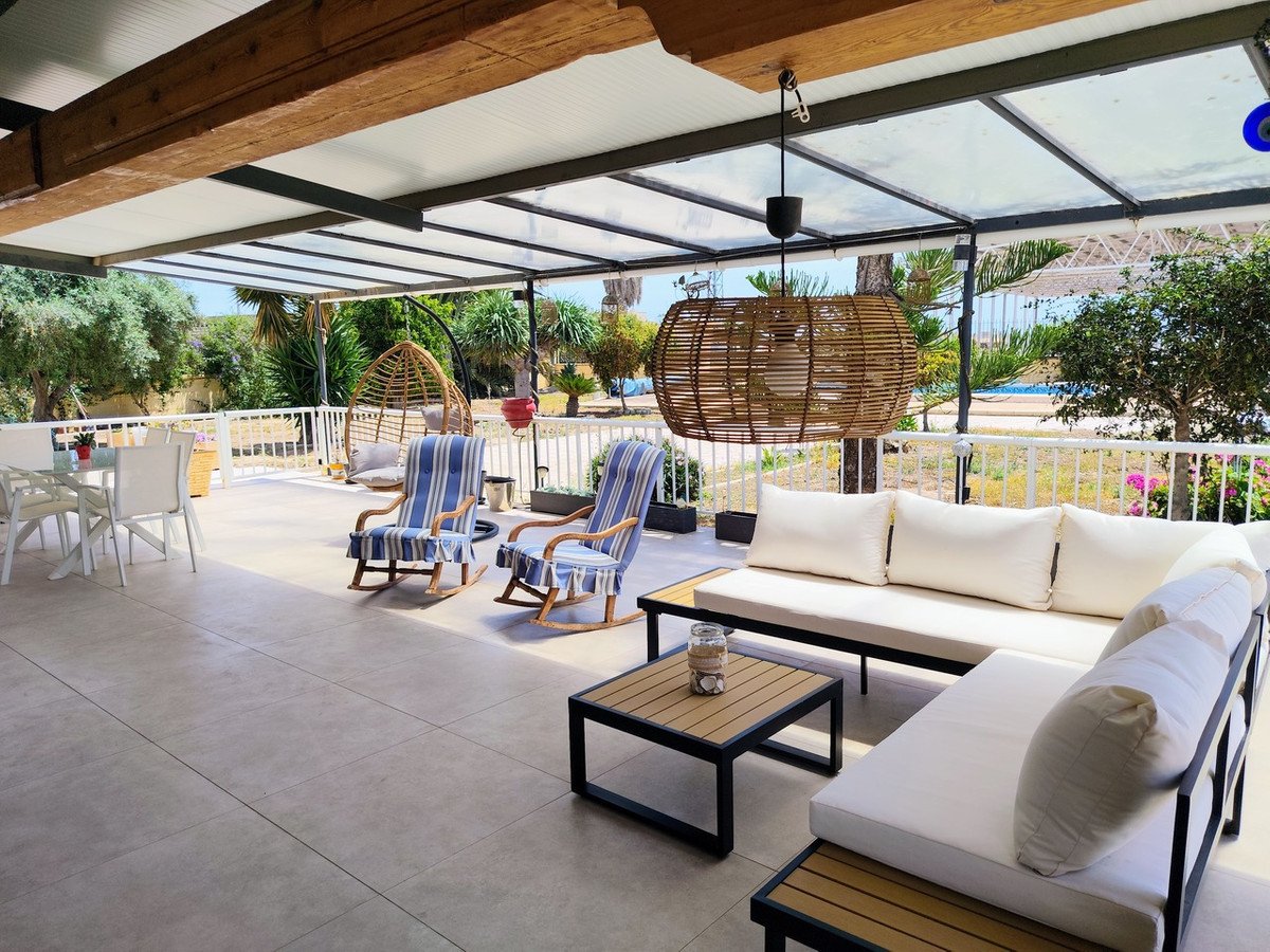 6 Bed Detached Villa in Los Montesinos