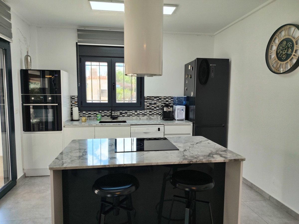 6 Bed Detached Villa in Los Montesinos