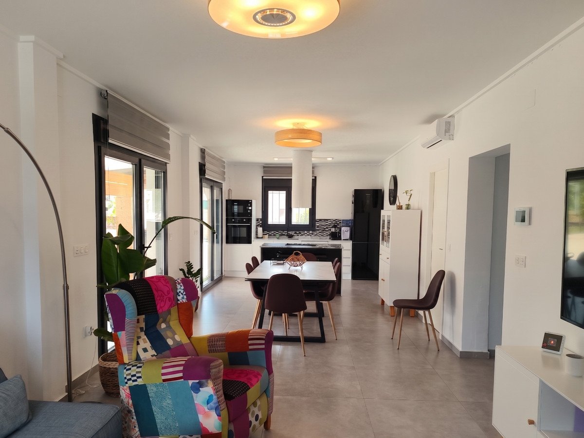 6 Bed Detached Villa in Los Montesinos