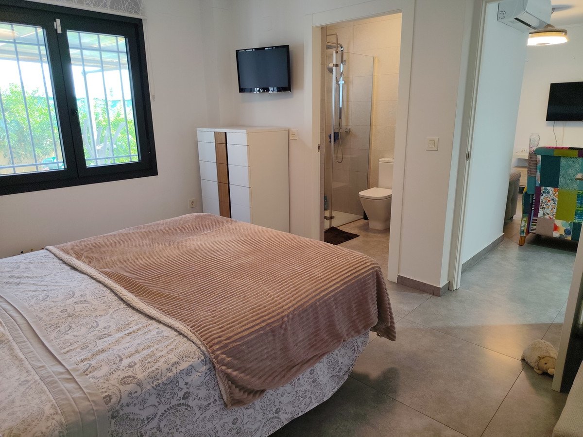 6 Bed Detached Villa in Los Montesinos
