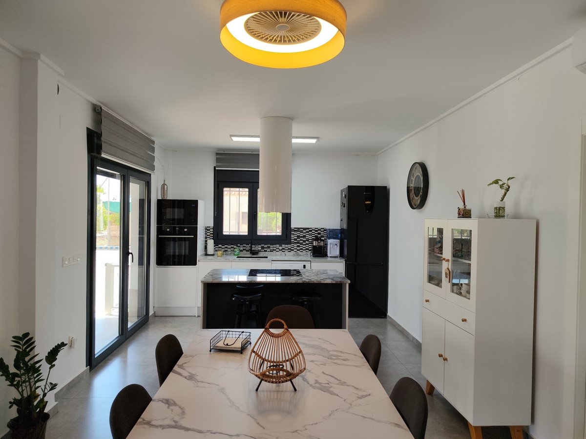 6 Bed Detached Villa in Los Montesinos
