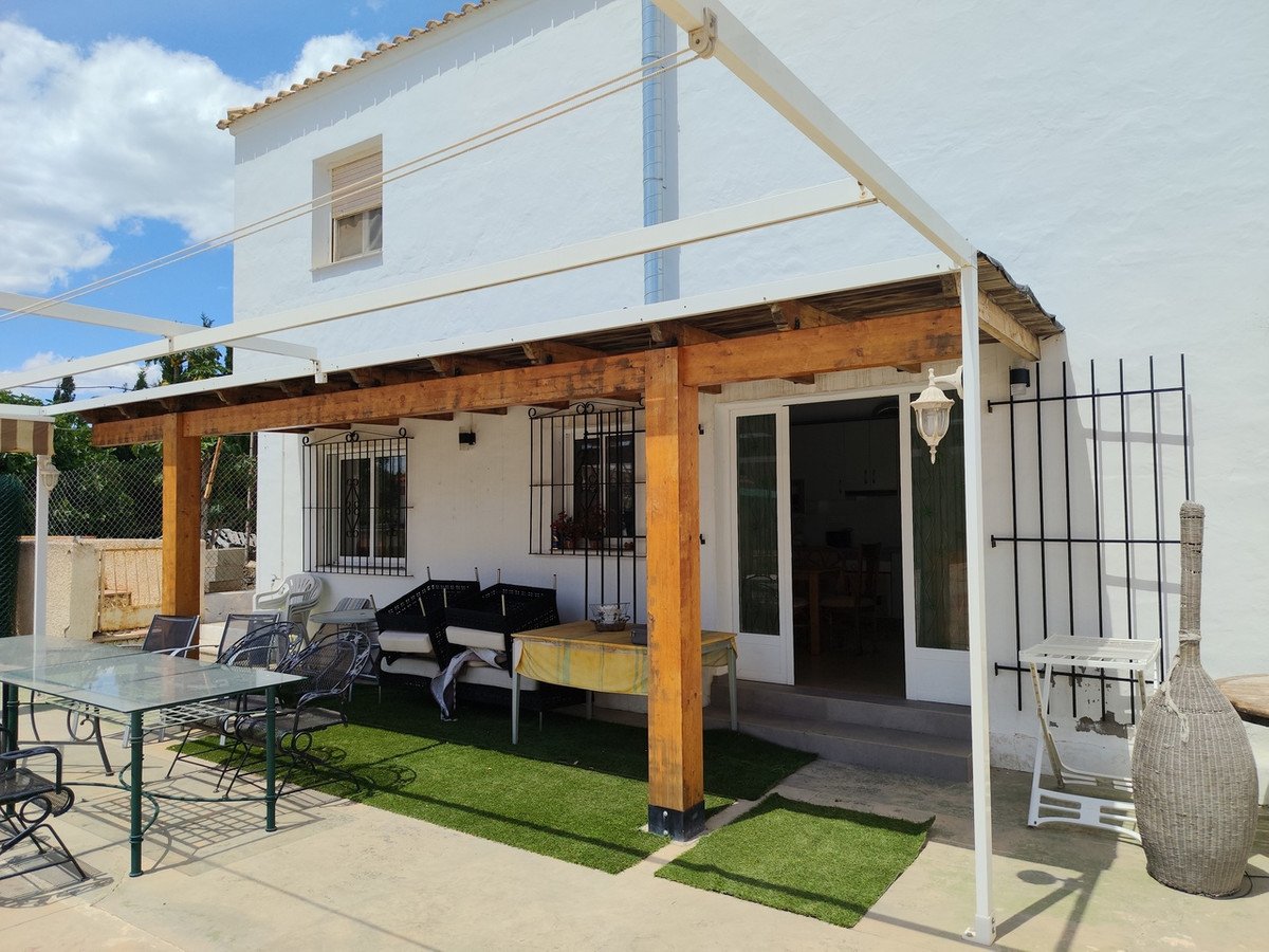 6 Bed Detached Villa in Los Montesinos