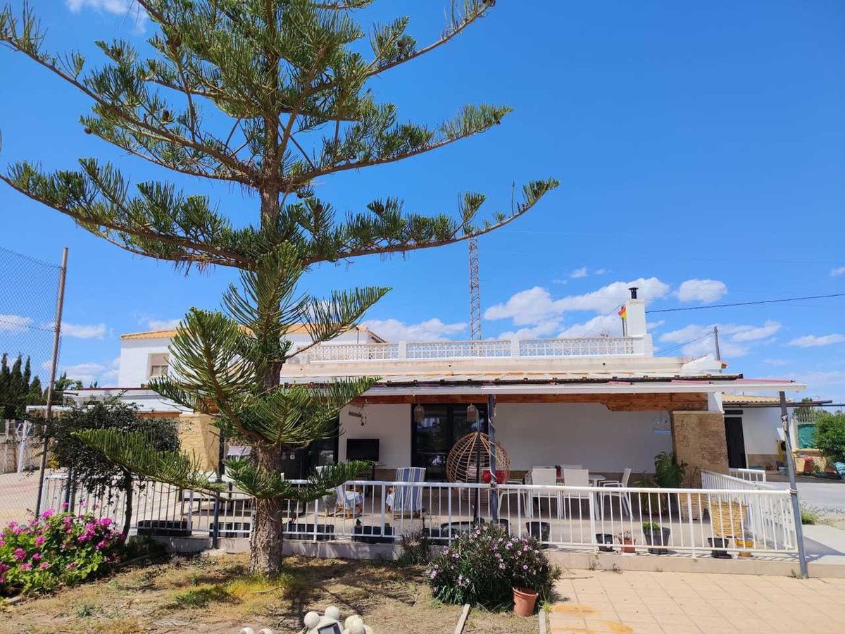 6 Bed Detached Villa in Los Montesinos