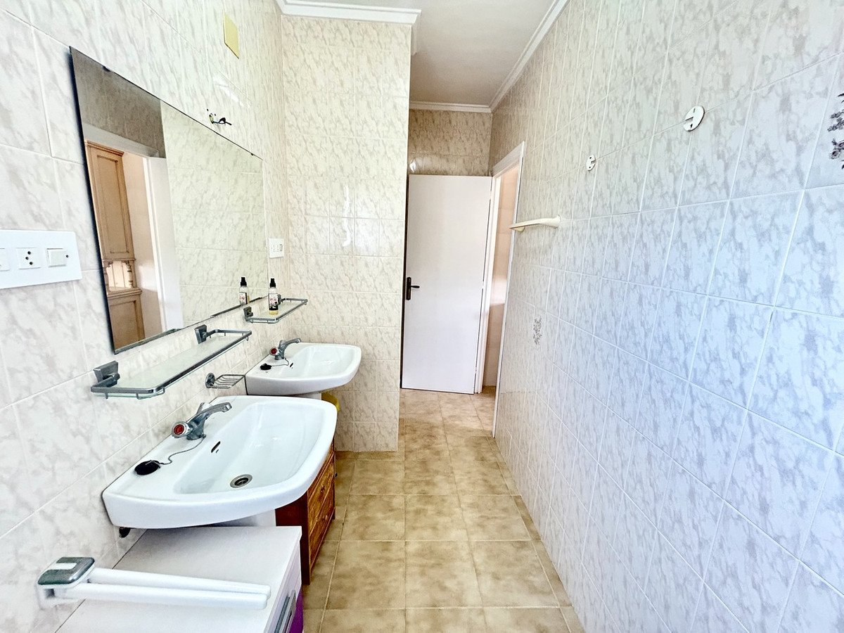 6 Bed Detached Villa in Los Montesinos