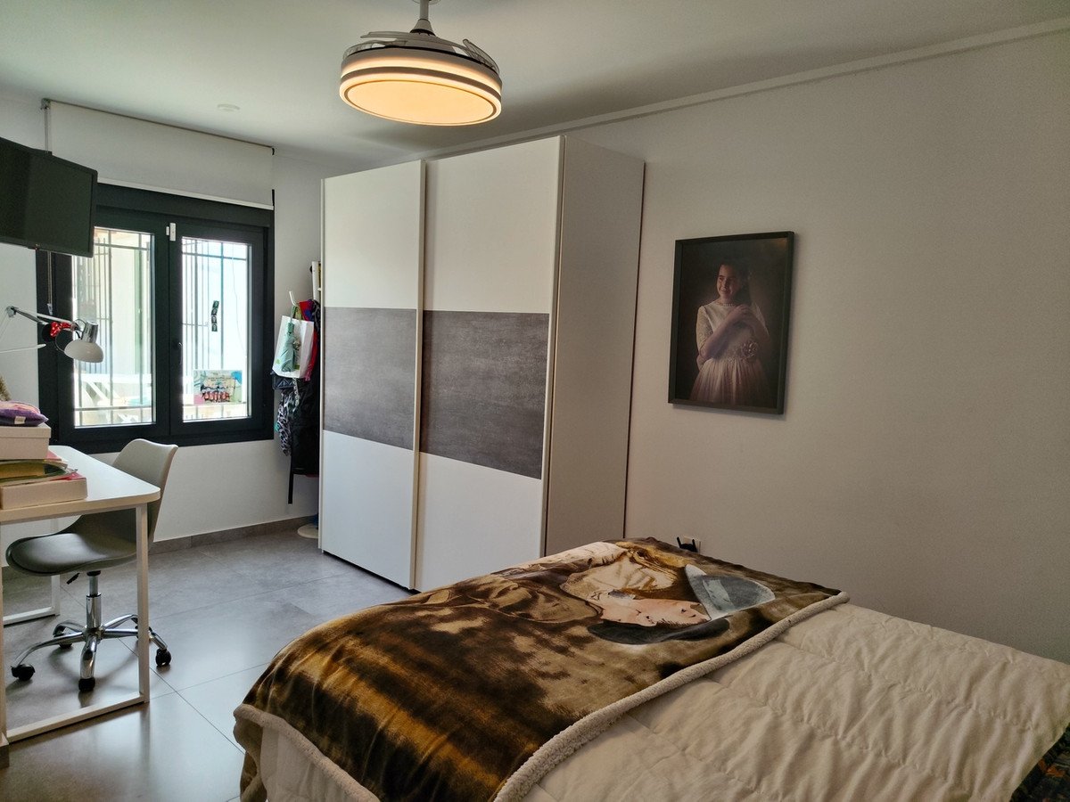 6 Bed Detached Villa in Los Montesinos