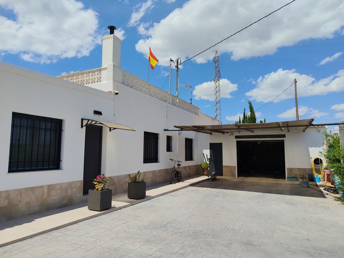 6 Bed Detached Villa in Los Montesinos