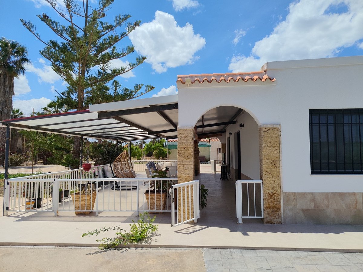 6 Bed Detached Villa in Los Montesinos