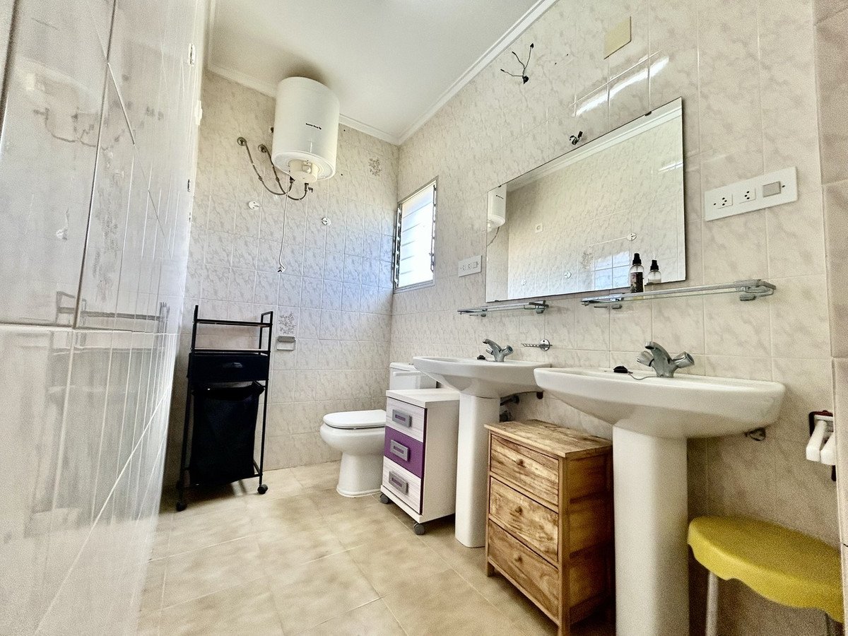 6 Bed Detached Villa in Los Montesinos