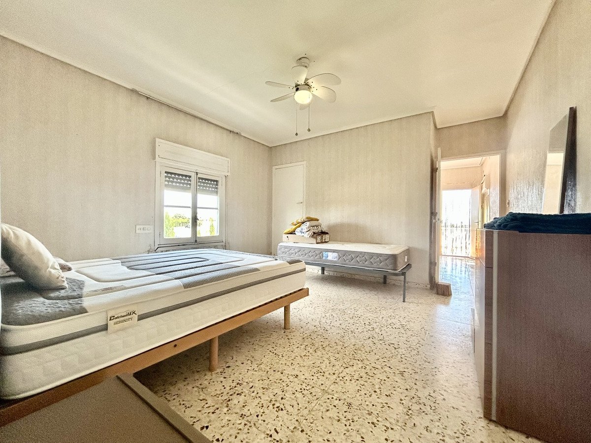 6 Bed Detached Villa in Los Montesinos