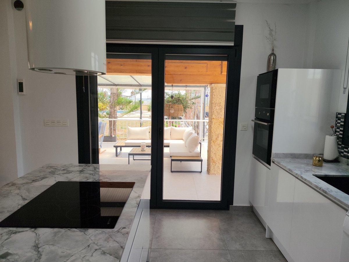 6 Bed Detached Villa in Los Montesinos