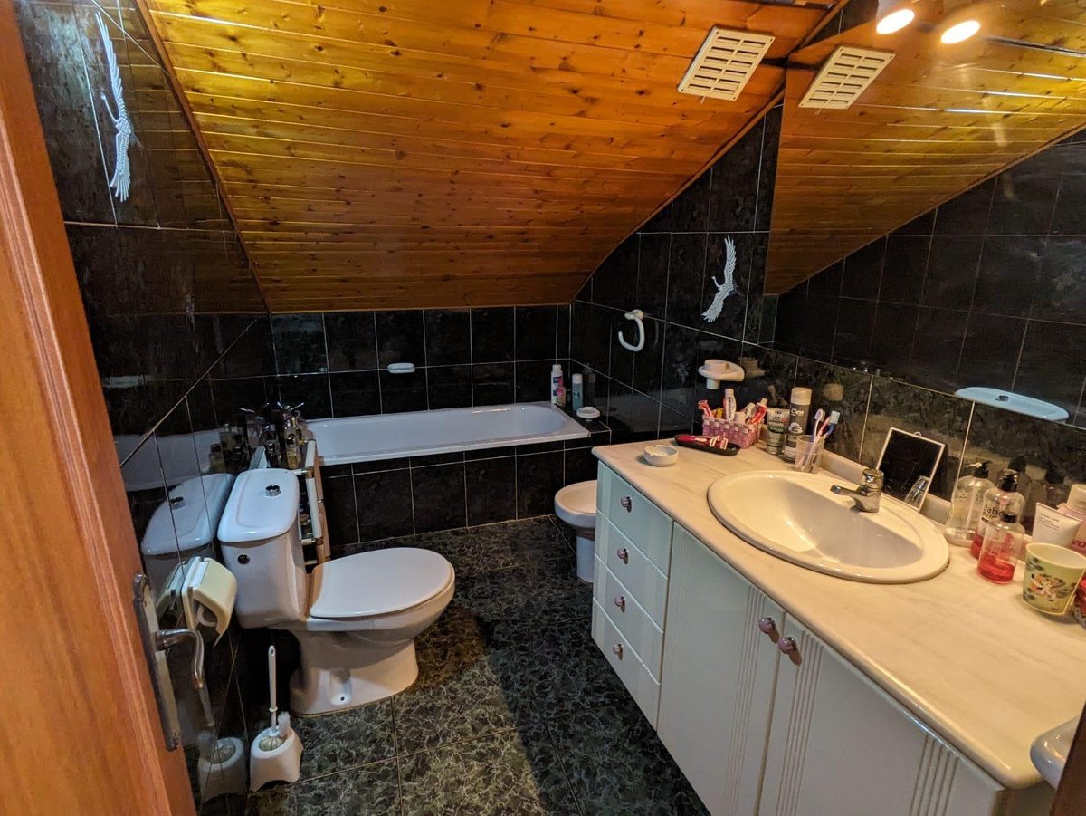 5 Bed Detached Villa in Benalmadena