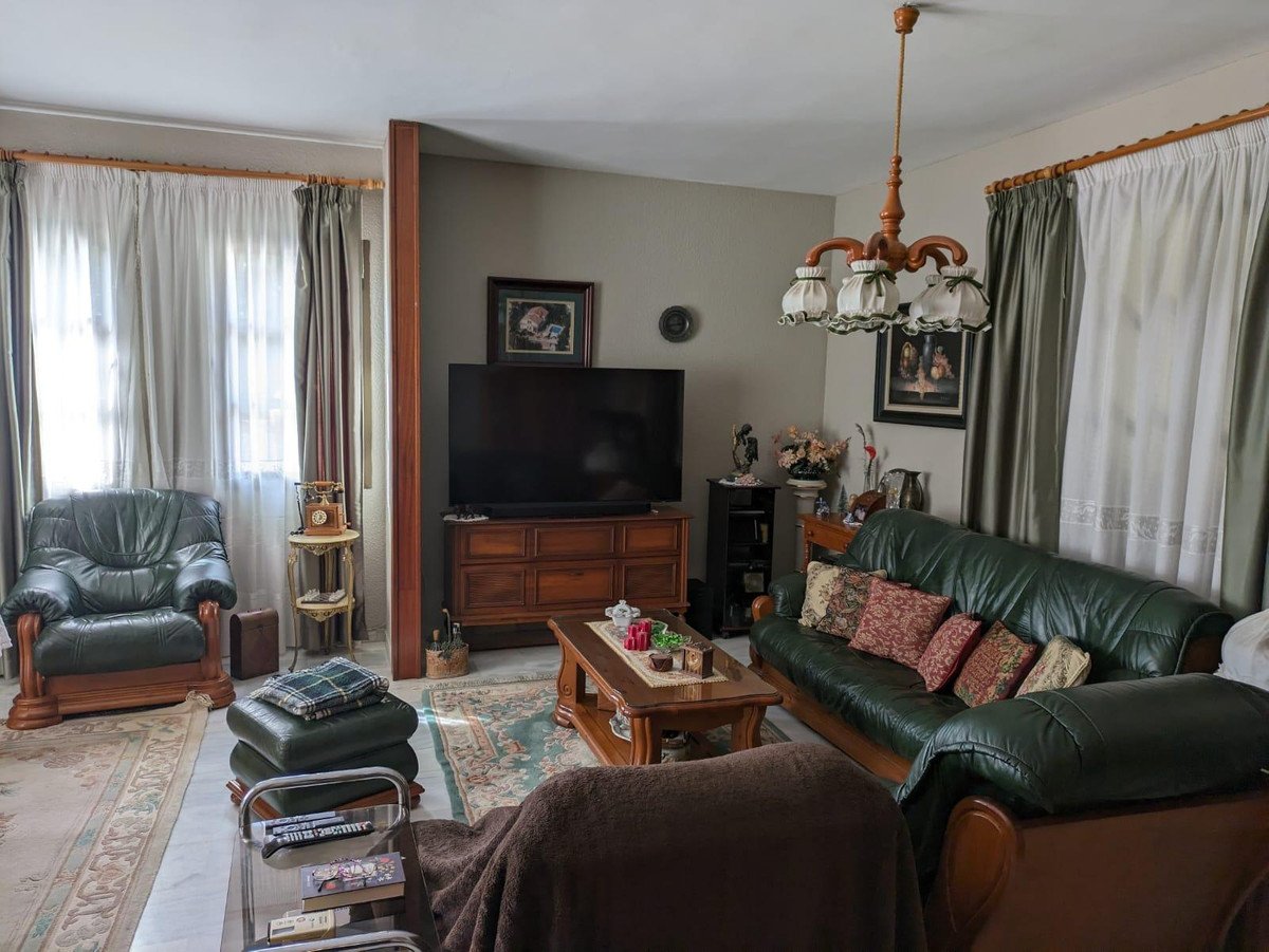 5 Bed Detached Villa in Benalmadena