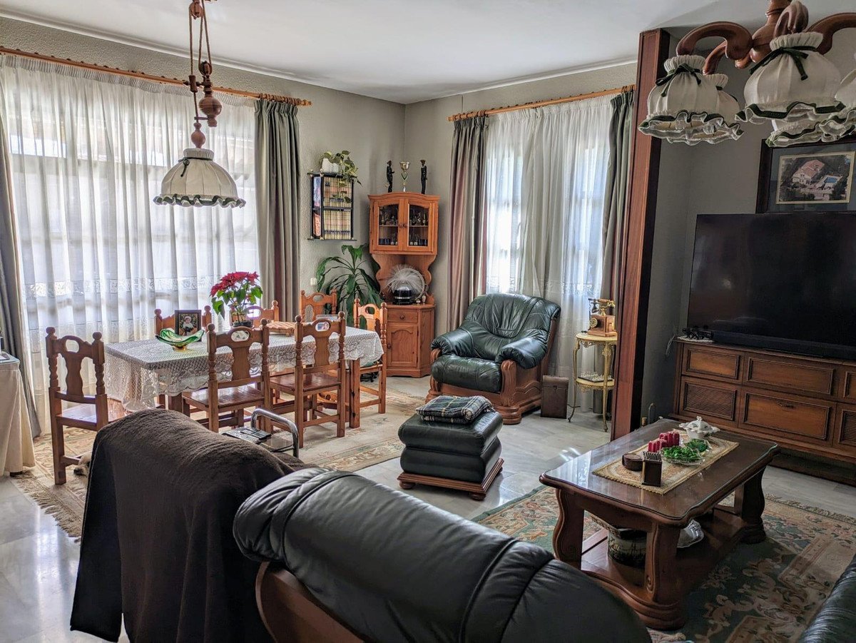 5 Bed Detached Villa in Benalmadena