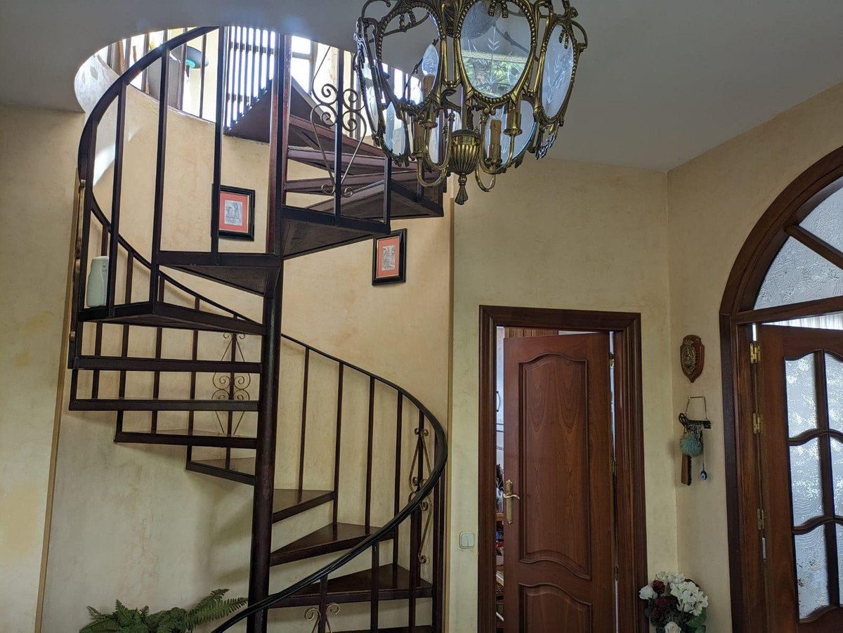 5 Bed Detached Villa in Benalmadena