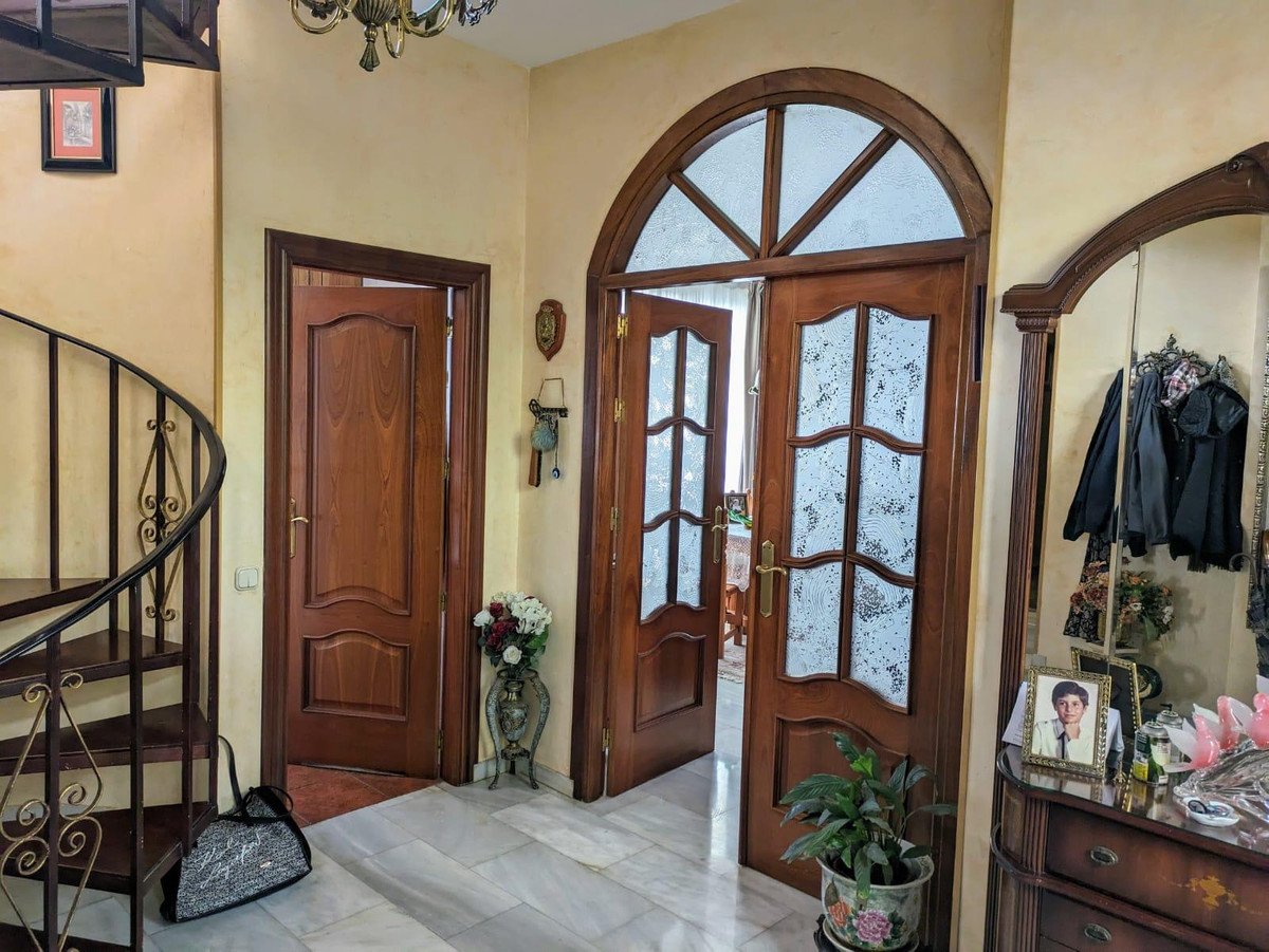 5 Bed Detached Villa in Benalmadena