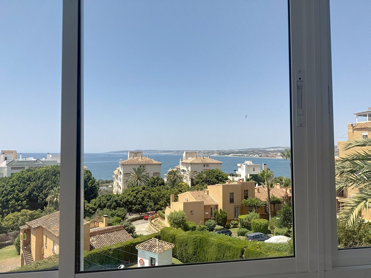 3 Bed Middle Floor Apartment in Estepona