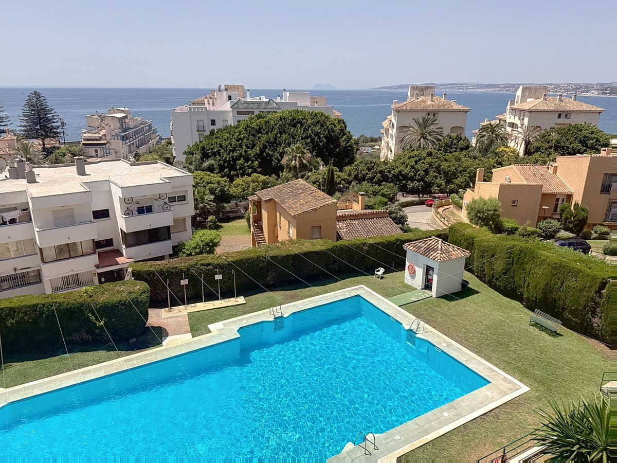 3 Bed Middle Floor Apartment in Estepona