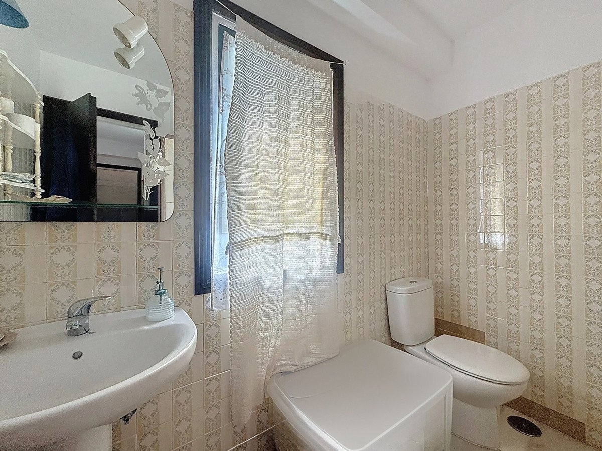 3 Bed Middle Floor Apartment in Estepona