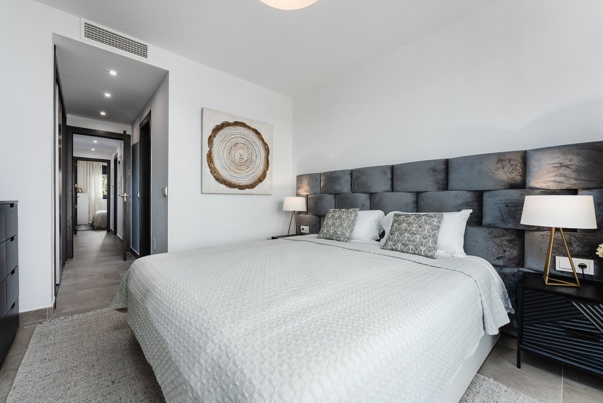 2 Bed Middle Floor Apartment in Estepona