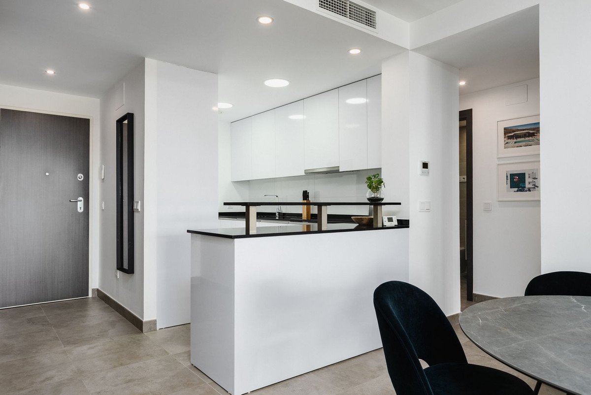 2 Bed Middle Floor Apartment in Estepona