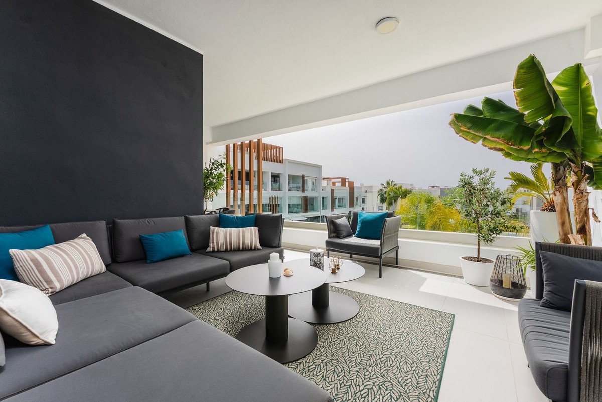 2 Bed Middle Floor Apartment in Estepona