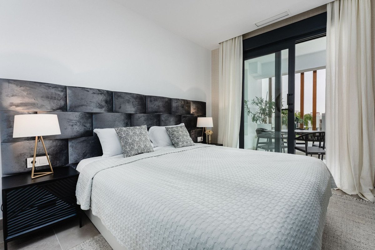 2 Bed Middle Floor Apartment in Estepona
