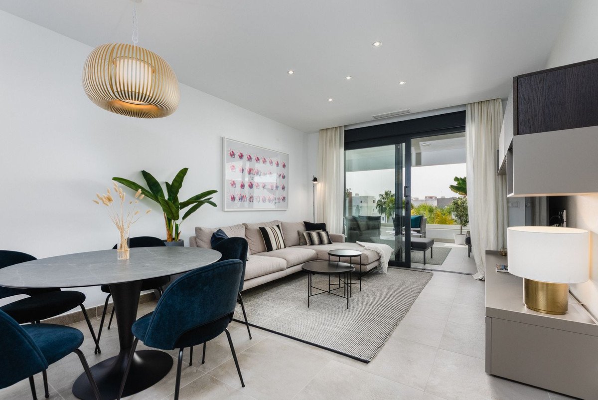 2 Bed Middle Floor Apartment in Estepona