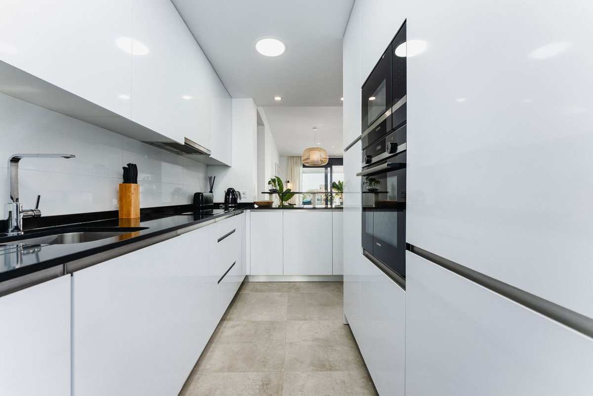 2 Bed Middle Floor Apartment in Estepona