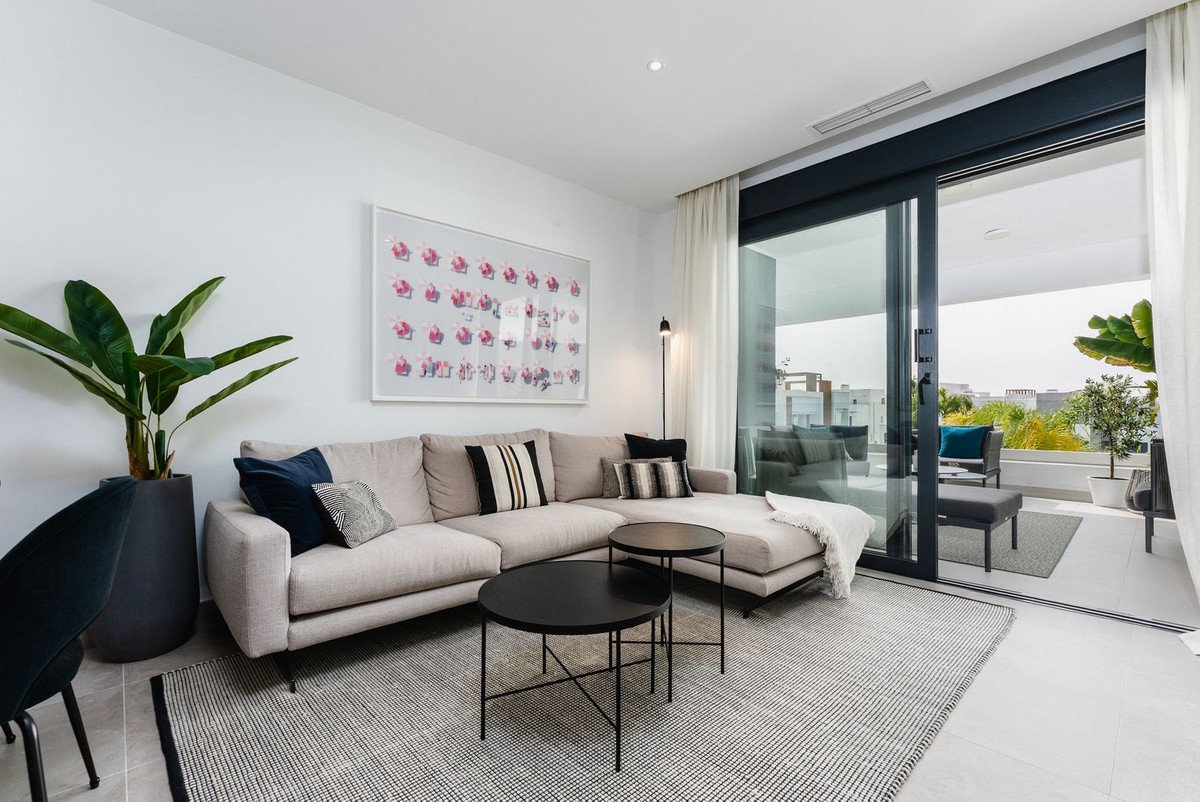 2 Bed Middle Floor Apartment in Estepona