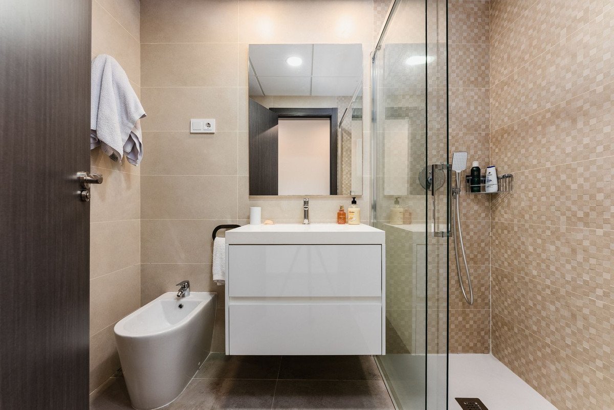 2 Bed Middle Floor Apartment in Estepona