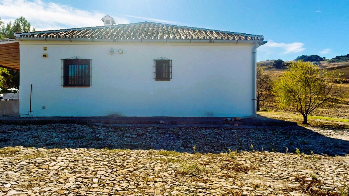 4 Bed Land in Ronda