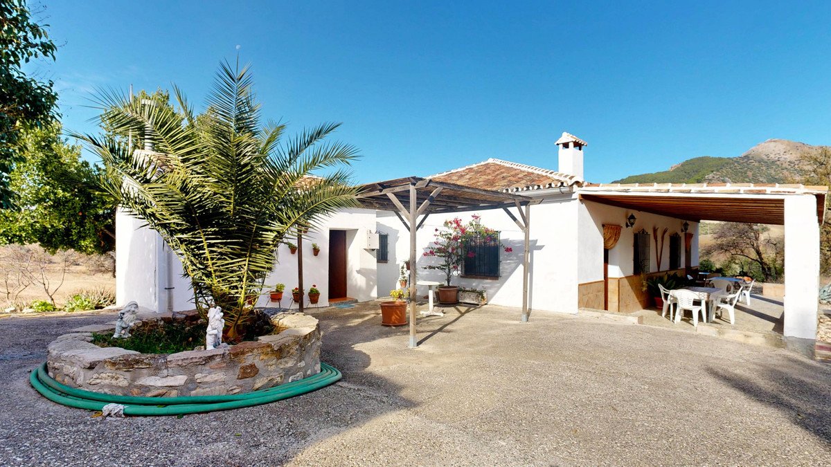 4 Bed Land in Ronda