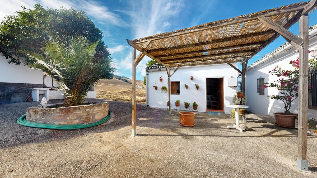 4 Bed Land in Ronda