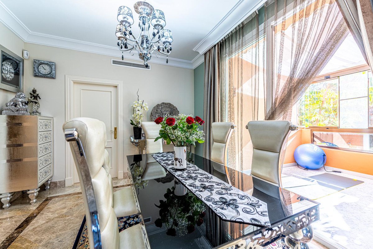 2 Bed Middle Floor Apartment in Nueva Andalucía